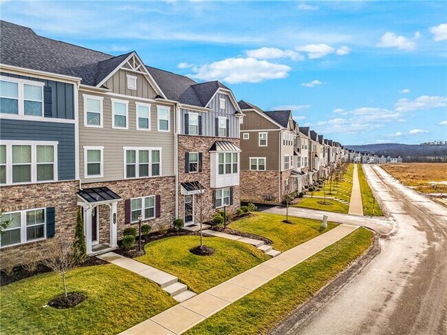 1072 Adair Ave in Valencia, PA - Foto de edificio - Building Photo