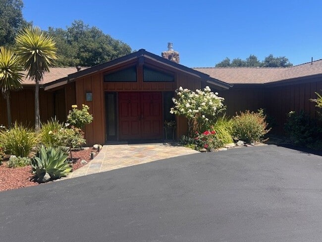 1090 Mustang Dr in Santa Ynez, CA - Building Photo - Building Photo