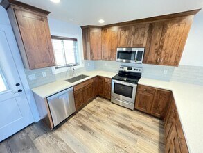 1026 SE 6th Ave in Albany, OR - Building Photo - Building Photo