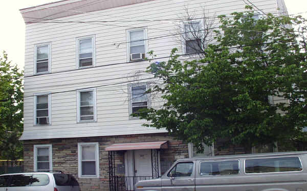 9 Sheridan Ave in Kearny, NJ - Building Photo