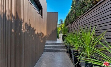 418 N Bowling Green Way in Los Angeles, CA - Building Photo - Building Photo