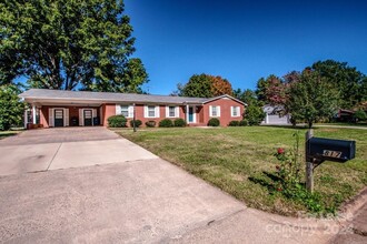 817 Woods Dr in Statesville, NC - Building Photo - Building Photo