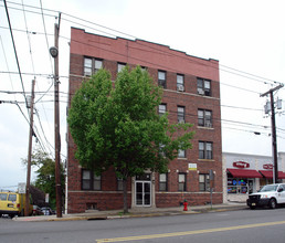 Ridge Apartments in Lyndhurst, NJ - Foto de edificio - Building Photo