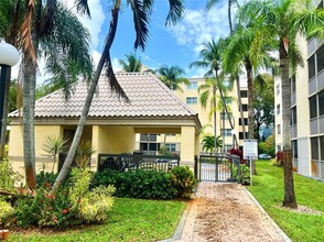 8353 Lake Dr, Unit 303 in Doral, FL - Building Photo - Building Photo