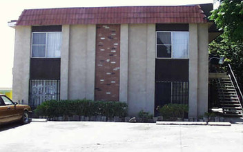 102-112 Sellsway St in San Diego, CA - Building Photo - Building Photo