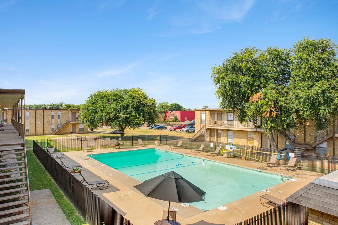 Bear Creek Apartments in Euless, TX - Foto de edificio