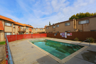 Rio Vista Apartments in Bakersfield, CA - Building Photo - Building Photo