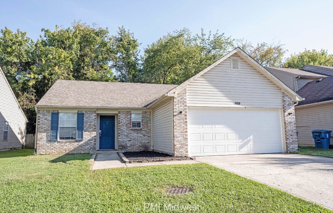 8426 Country Club Blvd in Indianapolis, IN - Building Photo