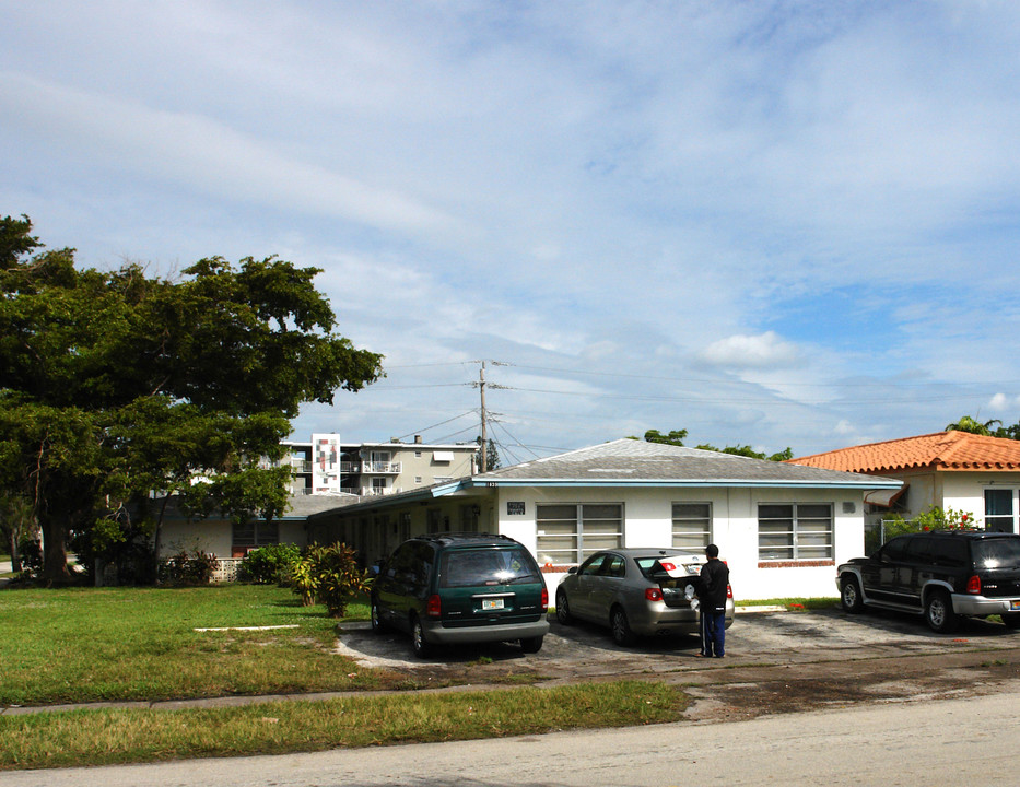 1859 Wiley St in Hollywood, FL - Building Photo