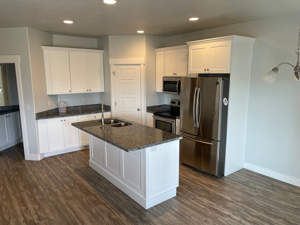 681 S 1803 W, Unit Master Bedroom in Orem, UT - Building Photo