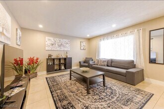 4605 Bayshore Dr in Naples, FL - Building Photo - Building Photo