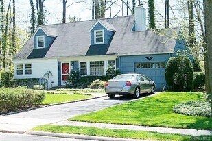 258 Steamboat Rd in Kings Point, NY - Building Photo