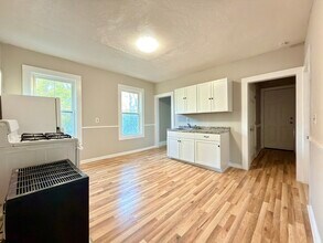 16 1/2 Winslow St in Worcester, MA - Building Photo - Building Photo