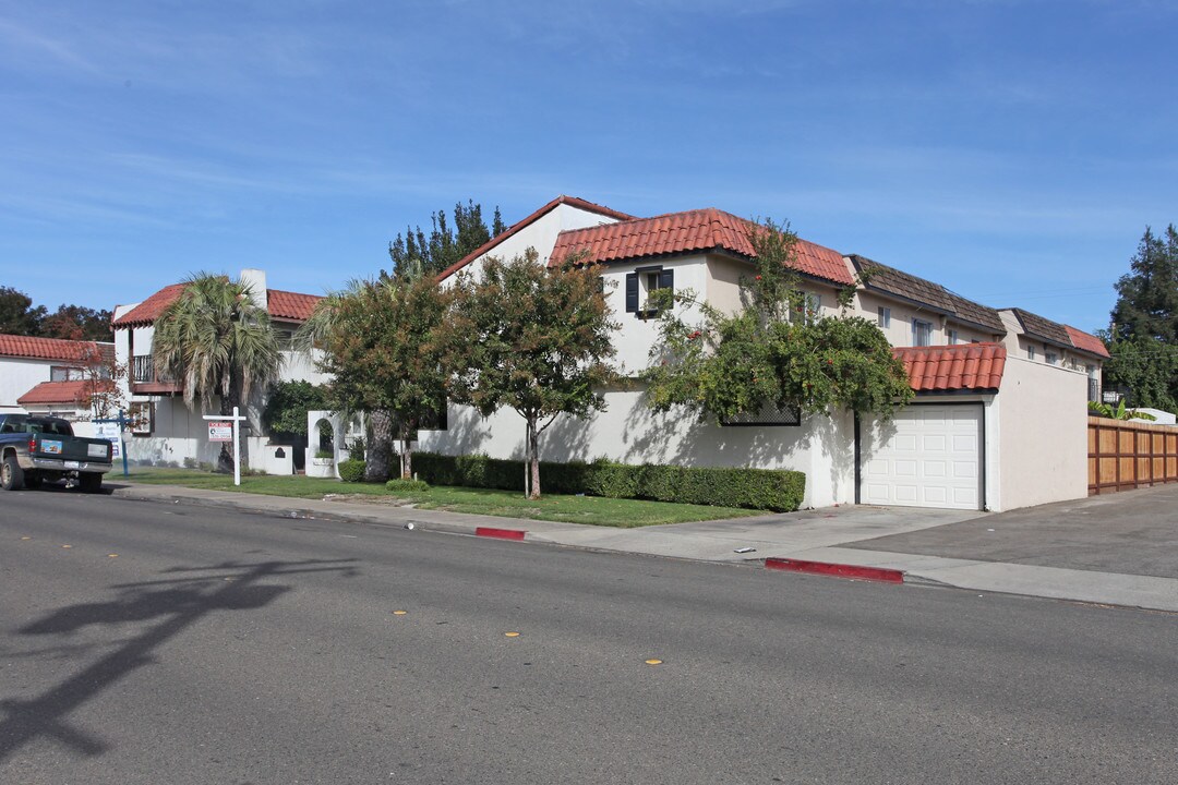 211-237 Starr Ave in Turlock, CA - Foto de edificio