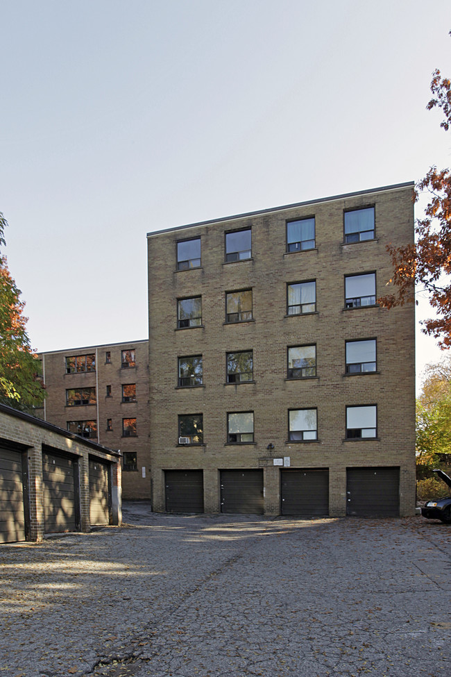 10 Hill Heights Rd in Toronto, ON - Building Photo - Building Photo