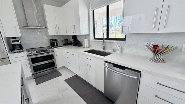 1392 Canary Island Dr in Weston, FL - Foto de edificio - Building Photo