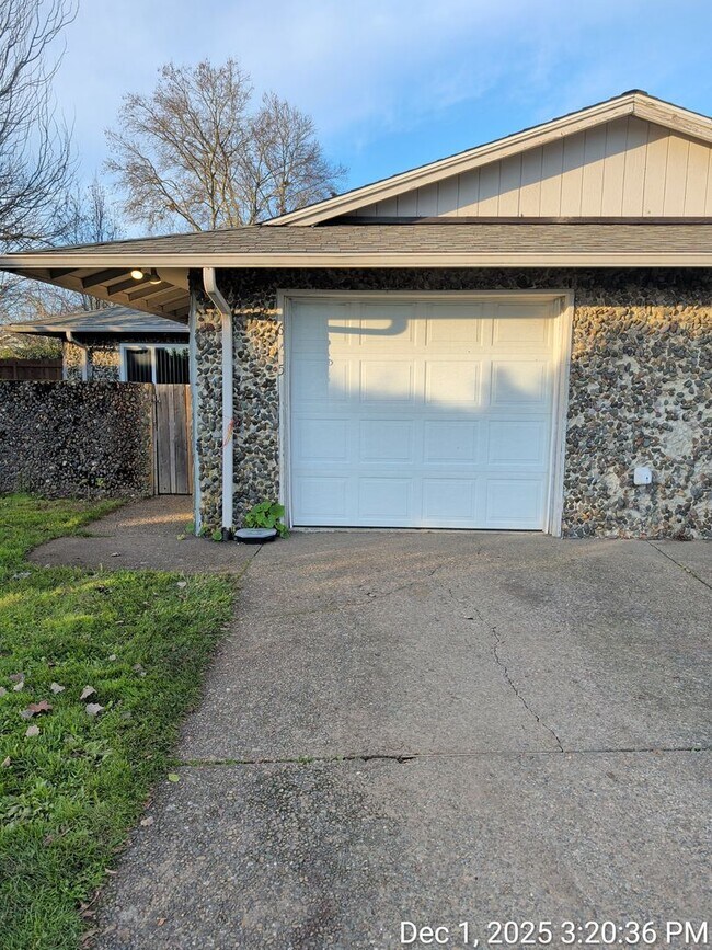 665 NE 26th St in McMinnville, OR - Building Photo - Building Photo