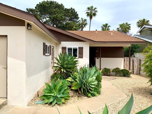 945 Tarento Dr in San Diego, CA - Building Photo - Building Photo