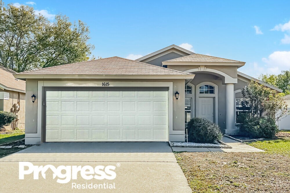 1615 Hulett Dr in Brandon, FL - Building Photo