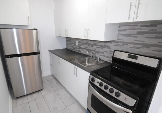 168 Erskine in Toronto, ON - Building Photo - Building Photo