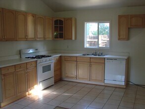 22965 Oxnard St, Unit Rear Bldg in Woodland Hills, CA - Building Photo - Building Photo