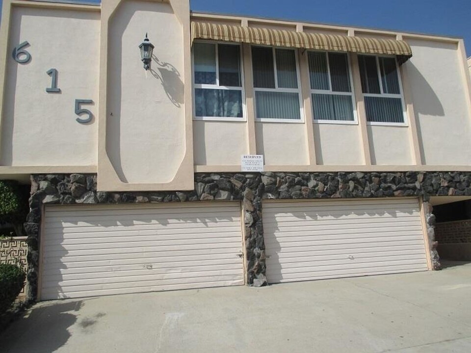 615 E Providencia Ave in Burbank, CA - Foto de edificio