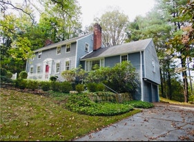 1 Hickory Ln in Marietta, OH - Building Photo