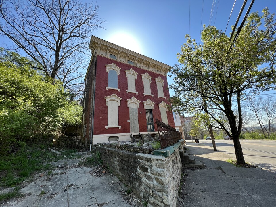 650 W McMicken Ave in Cincinnati, OH - Building Photo