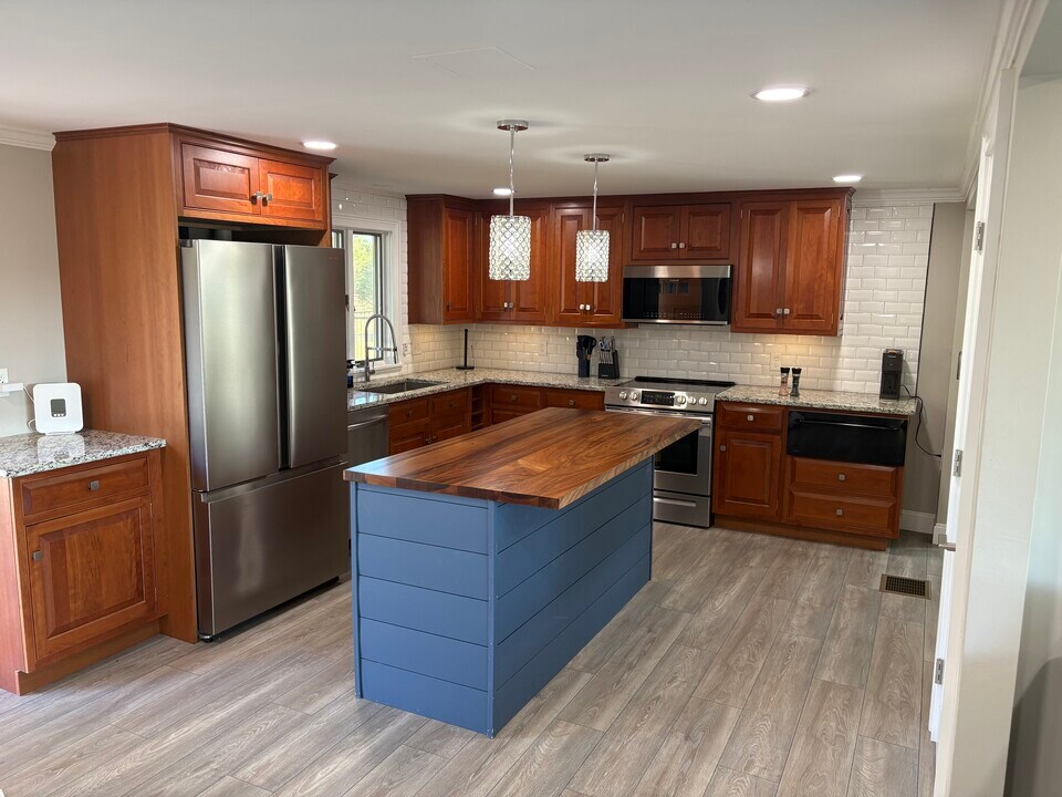 11 Post Rd, Unit 11a in North Hampton, NH - Building Photo