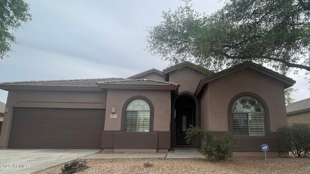 43577 Sparks Ct in Maricopa, AZ - Building Photo