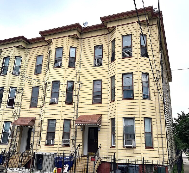 132 Griffith St in Jersey City, NJ - Building Photo