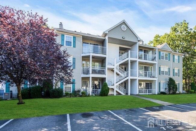 66 Iroquois Dr in Galloway, NJ - Foto de edificio - Building Photo