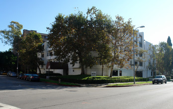 10990 Rochester Ave in Los Angeles, CA - Building Photo - Building Photo