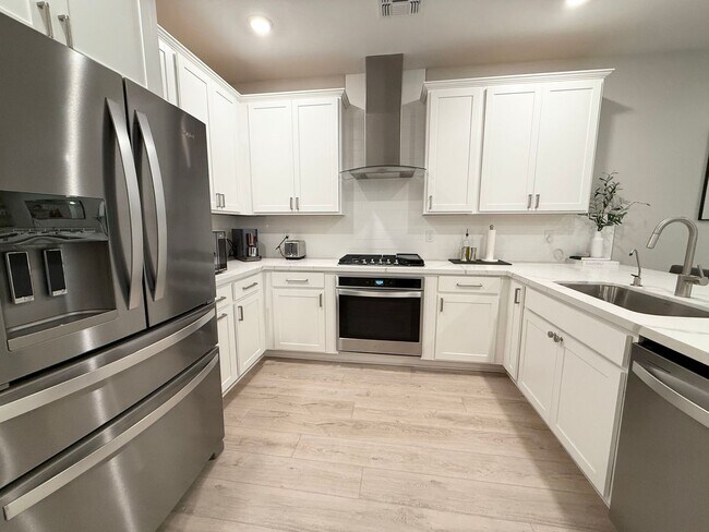 511 FAIRVIEW HILLS St in Las Vegas, NV - Building Photo - Building Photo