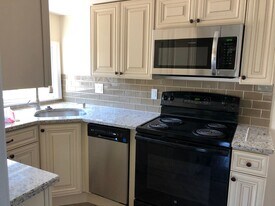 34 W Spring Ave, Unit 3 in Ardmore, PA - Building Photo