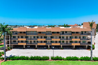 Smokehouse Harbour Condominium in Marco Island, FL - Foto de edificio - Building Photo