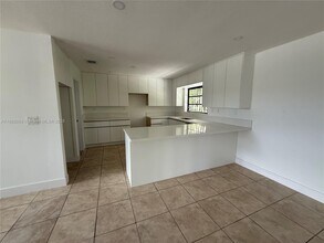 10701 SW 68th St in Miami, FL - Foto de edificio - Building Photo