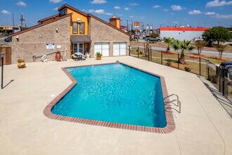 Towne East Village in Converse, TX - Foto de edificio - Building Photo