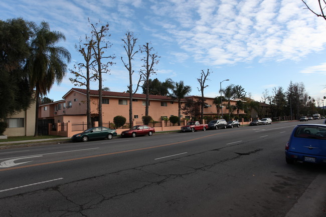 7330 Corbin Ave in Reseda, CA - Foto de edificio - Building Photo