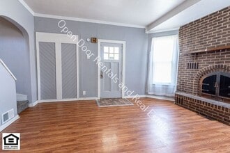 1104 S Jackson St in Auburn, IN - Foto de edificio - Building Photo