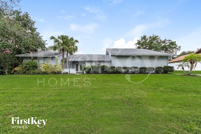 4911 Stonecrest Dr in Lakeland, FL - Foto de edificio