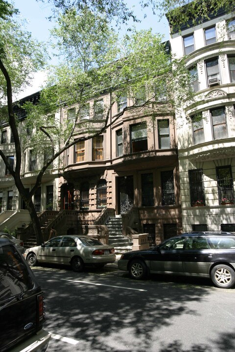 17 W 95th St in New York, NY - Building Photo