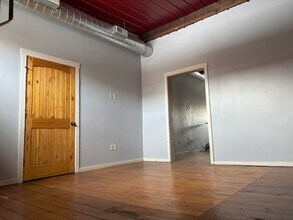 923 Elm St, Unit 923 Elm St second floor in Manchester, NH - Building Photo - Building Photo