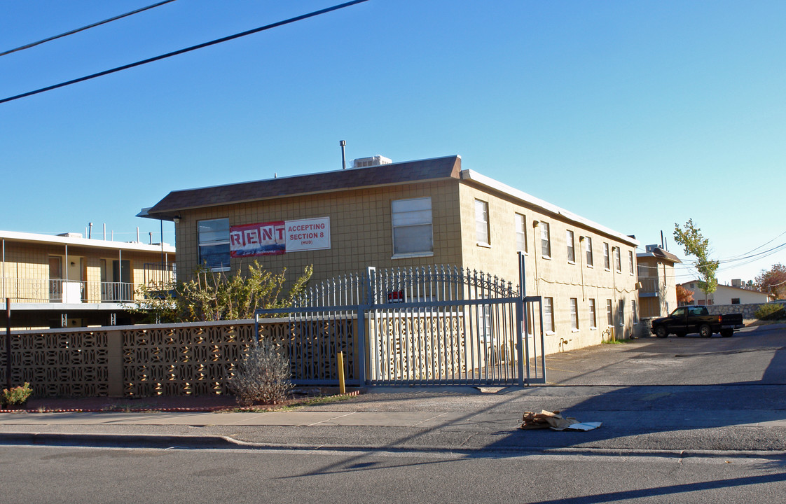 Titanic Apartments in El Paso, TX - Building Photo