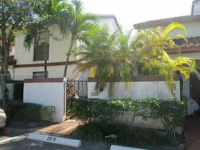 323 Ives Dairy Rd in North Miami Beach, FL - Building Photo - Building Photo