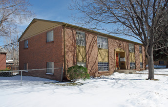 2366 S Linden Ct in Denver, CO - Foto de edificio - Building Photo