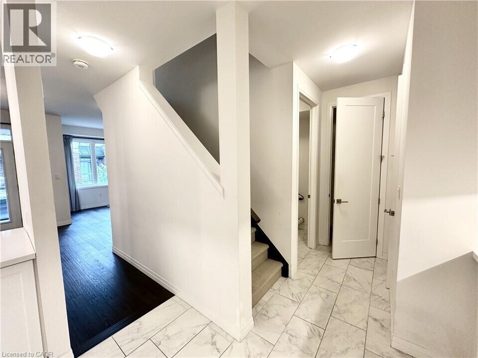 16 Ritchie Ln in Ancaster, ON - Building Photo