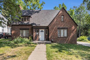 608 W Washington St in Ann Arbor, MI - Building Photo