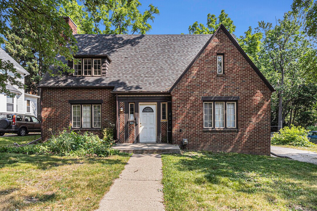 608 W Washington St in Ann Arbor, MI - Building Photo