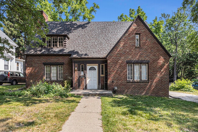 property at 608 W Washington St